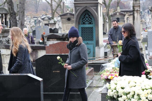Géraldine Pailhas et sa fille Madeleine Thompson lors des obsèques de Michèle Morgan, enterrée au côté de son compagnon Gérard Oury, au cimetière du Montparnasse. Paris, le 23 décembre 2016.