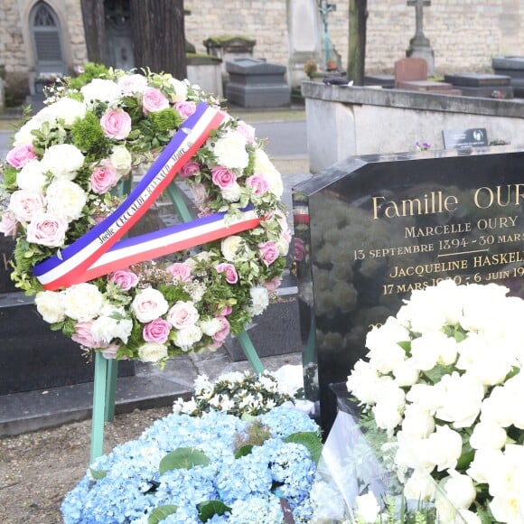 Obsèques de Michèle Morgan, enterrée au côté de son compagnon Gérard Oury, au cimetière du Montparnasse. Paris, le 23 décembre 2016.