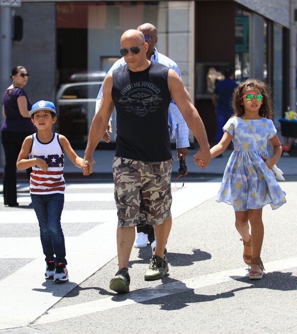 Vin Diesel fait du shopping avec ses enfants Hania et Vincent Sinclair à Beverly Hills, le 22 août 2016