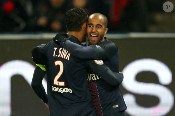 Lucas Moura et Thiago Silva pendant le match de Ligue 1 entre le Paris Saint-Germain (PSG) et FC Lorient au Parc des Princes à Paris, France, le 21 décembre 2016.