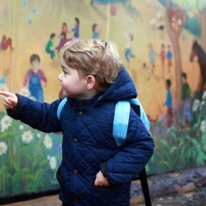 Le prince George de Cambridge photographiée par sa mère la duchesse Catherine de Cambridge le jour de sa rentrée à l'école Montessori de Westacre, dans le Norfolk, le 6 janvier 2016.
Catherine Kate Middleton, duchesse de Cambridge, a pris son fils le prince George en photo pour son premier jour de crèche à l'école Montessori School Westacre le 6 janvier 2016. © Duchess of Cambridge via Bestimage