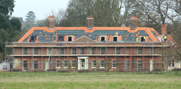 Abondamment rénovée et réaménagée en 2013, Anmer Hall, à Sandrnigham, avait accueilli en 2014 le prince William et la duchesse de Cambridge. Vont-ils abandonner en 2017 leur havre de paix du Norfolk pour s'installer à temps plein au palais de Kensington, à Londres ?