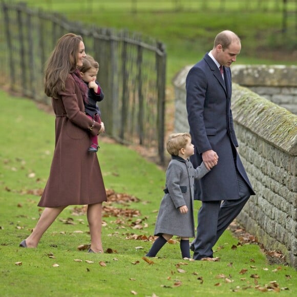 Le prince William, la duchesse Catherine et leurs enfants le prince George et la princesse Charlotte de Cambridge ont passé Noël avec les Middleton, se rendant le 25 décembre 2016 à la messe en l'église St Mark d'Englefield, dans le Berkshire.