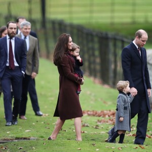 Le prince William, la duchesse Catherine et leurs enfants le prince George et la princesse Charlotte de Cambridge ont passé Noël avec les Middleton, se rendant le 25 décembre 2016 à la messe en l'église St Mark d'Englefield, dans le Berkshire.