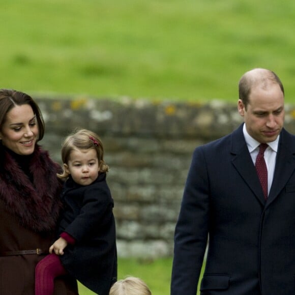 Le prince William, la duchesse Catherine et leurs enfants le prince George et la princesse Charlotte de Cambridge ont passé Noël avec les Middleton, se rendant le 25 décembre 2016 à la messe en l'église St Mark d'Englefield, dans le Berkshire.