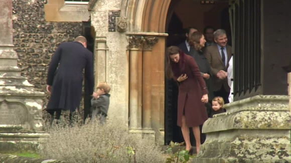 Le prince William et la duchesse de Cambridge avec leurs enfants George et Charlotte et la famille Middleton à la messe de Noël en l'église St Mark d'Englefield dans le Berkshire, le 25 décembre 2016.