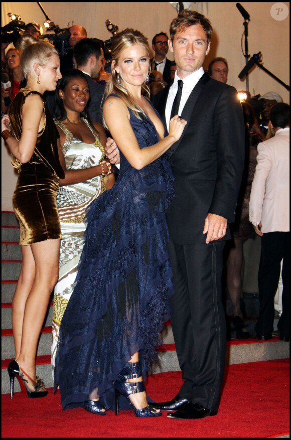 Sienna Miller et Jude Law lors de la soirée du Costume Institute à New York le 3 mai 2010