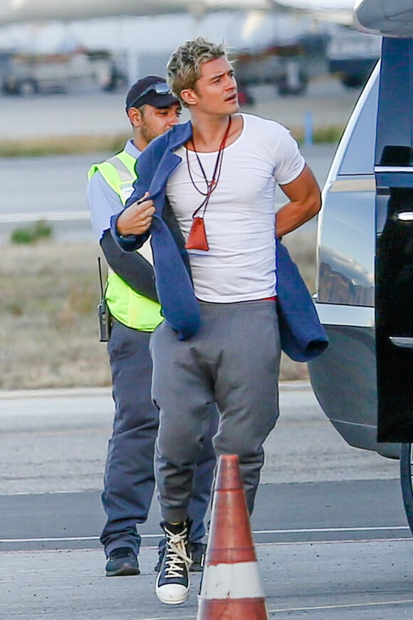 Exclusif - Katy Perry et son compagnon Orlando Bloom embarquent dans un jet privé à l'aéroport de Van Nuys à Los Angeles, Californie, Etats-Unis, le 27 novembre 2016.