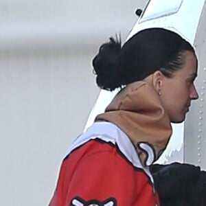 Exclusif - Katy Perry et son compagnon Orlando Bloom embarquent dans un jet privé à l'aéroport de Van Nuys à Los Angeles, Californie, Etats-Unis, le 27 novembre 2016.