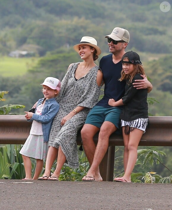 Jessica Alba, son mari Cash Warren et leurs deux filles Honor et Haven, lors de vacances en famille à Hawaï le 31 décembre 2016