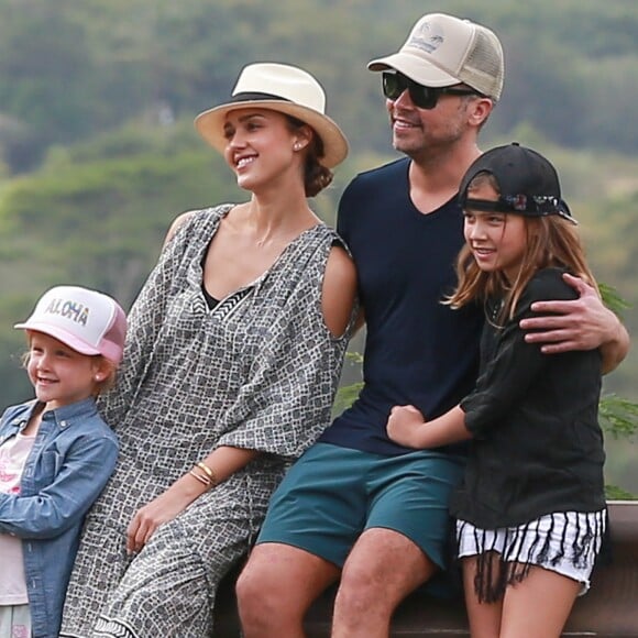 Jessica Alba, son mari Cash Warren et leurs deux filles Honor et Haven, lors de vacances en famille à Hawaï le 31 décembre 2016