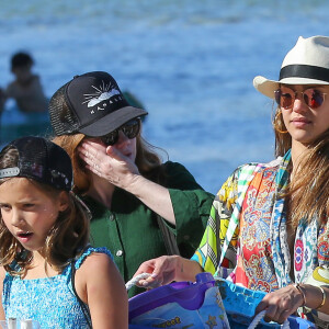 Jessica Alba profitant d'une journée à la plage avec ses deux filles, à Hawaï le 1er janvier 2017