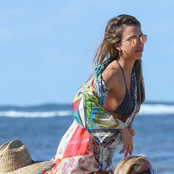 Jessica Alba profitant d'une journée à la plage avec ses deux filles, à Hawaï le 1er janvier 2017