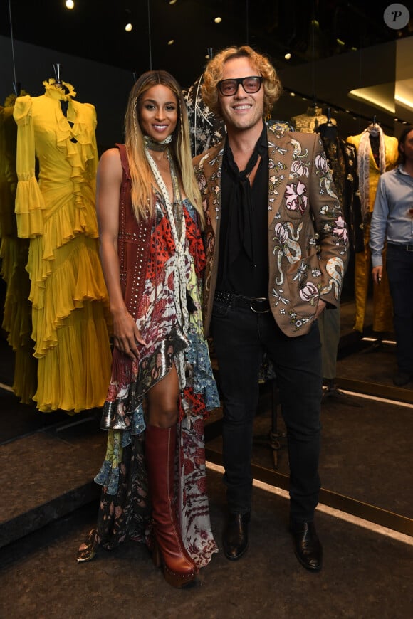 Ciara, Peter Dundas au défilé Roberto Cavalli collection prêt-à-porter printemps-été 2017 à Milan, le 22 septembre 2016.