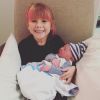 Willow tient son petit frère Jameson dans ses bras. Instagram, le 1er janvier 2016.