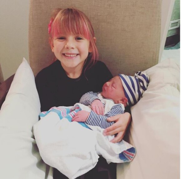 Willow tient son petit frère Jameson dans ses bras. Instagram, le 1er janvier 2016.