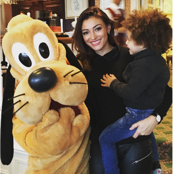 Rachel Legrain-Trapani avec son fils Gianni à Disneyland Paris.