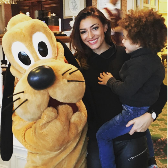 Rachel Legrain-Trapani avec son fils Gianni à Disneyland Paris.