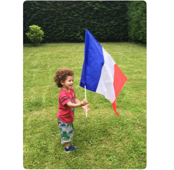 Gianni, le fils de Rachel Legrain-Trapani et Aurélien Capoue, supporter de l'équipe de France lors de l'Euro 2016.