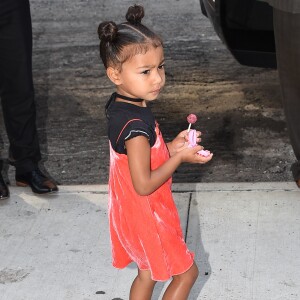 North West devant l'appartement de ses parents accompagné de leurs nounous à New York, le 10 septembre 2016  North West & Saint West are seen leaving Kim & Kanye's apartment in New York, 10 September 2016.10/09/2016 - New York