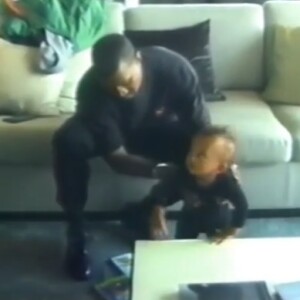 Kanye West et son fils Saint (1 an) dans une nouvelle vidéo de famille publiée le 3 janvier 2017 sur le site internet officiel de Kim Kardashian
