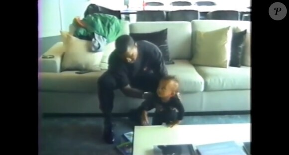 Kanye West et son fils Saint (1 an) dans une nouvelle vidéo de famille publiée le 3 janvier 2017 sur le site internet officiel de Kim Kardashian