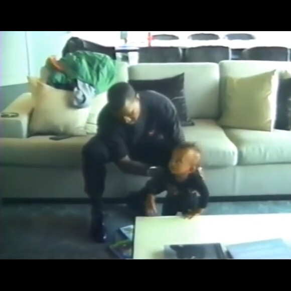 Kanye West et son fils Saint (1 an) dans une nouvelle vidéo de famille publiée le 3 janvier 2017 sur le site internet officiel de Kim Kardashian