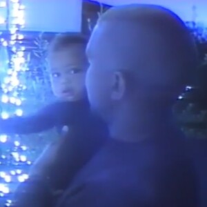 Kanye West observant les décorations de Noël avec son fils Saint (1) dans une nouvelle vidéo de famille publiée le 3 janvier 2017 sur le site internet officiel de Kim Kardashian