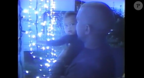 Kanye West observant les décorations de Noël avec son fils Saint (1) dans une nouvelle vidéo de famille publiée le 3 janvier 2017 sur le site internet officiel de Kim Kardashian