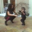 Kim Kardashian observant son fils Saint (1 an) en train de faire ses premiers pas dans une nouvelle vidéo de famille publiée le 3 janvier 2017 sur son site internet officiel