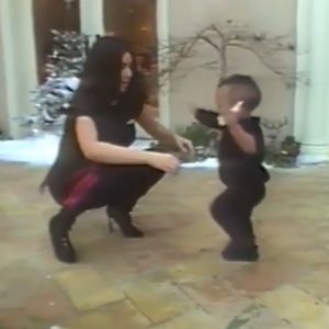 Kim Kardashian observant son fils Saint (1 an) en train de faire ses premiers pas dans une nouvelle vidéo de famille publiée le 3 janvier 2017 sur son site internet officiel