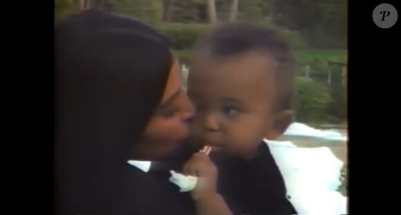 Kim Kardashian embrassant son fils Saint (1 an) dans une nouvelle vidéo de famille publiée le 3 janvier 2017 sur son site internet officiel