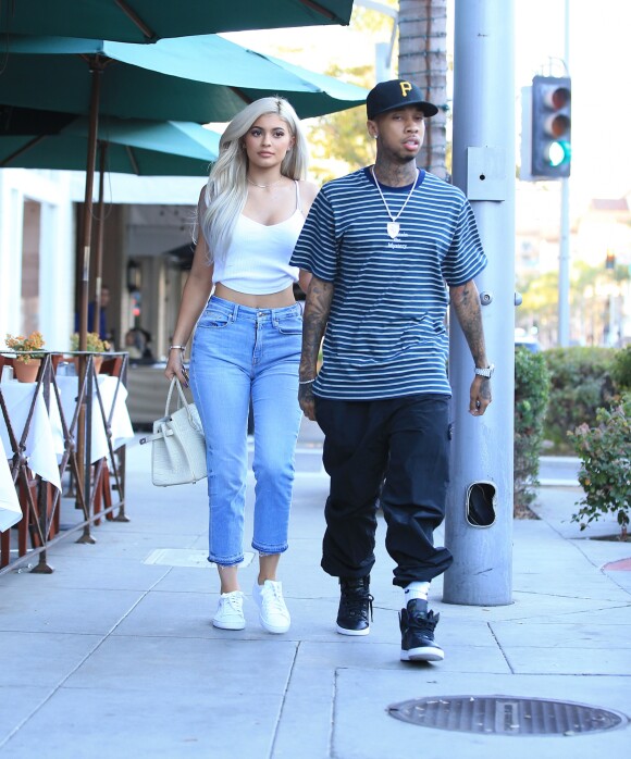 Kylie Jenner et son petit ami le rappeur Tyga se balade en amoureux dans les rues de Beverly Hills, le 8 novembre 2016  Reality star Kylie Jenner was out with rapper Tyga in Beverly Hills, California on November 8, 2016. The two stopped for some lunch at La Scala08/11/2016 - Beverly Hills