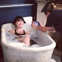 Daisy Lowe : Canon en maillot pour des fêtes ensoleillées