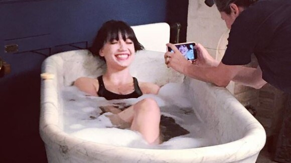 Daisy Lowe : Canon en maillot pour des fêtes ensoleillées