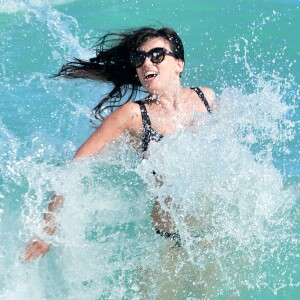Daisy Lowe profite d'une journée ensoleillée sur la plage de Miami, le 2 janvier 2017.
