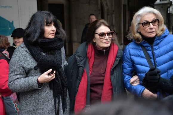Valérie Perrin, Anouk Aimée et Martine Lelouch (soeur de Claude Lelouch) lors de la cérémonie religieuse en hommage à Pierre Barouh au cimetière de Montmartre à Paris le 4 janvier 2017.