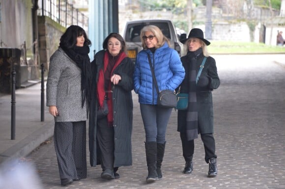 Valérie Perrin, Anouk Aimée, Martine Lelouch (soeur de Cluade Lelouch) et Arlette Gordon lors de la cérémonie religieuse en hommage à Pierre Barouh au cimetière de Montmartre à Paris le 4 janvier 2017.