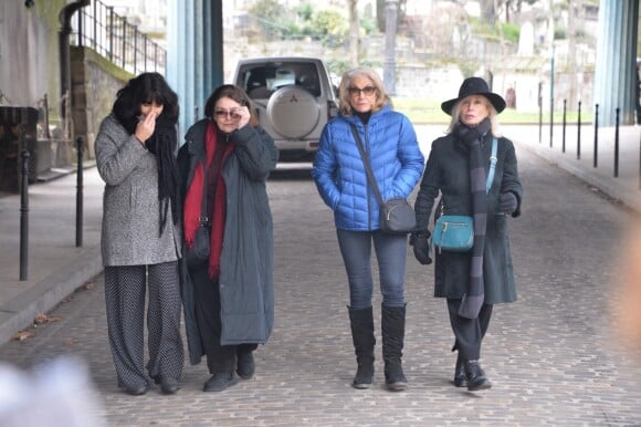 Valérie Perrin, Anouk Aimée, Martine Lelouch (femme de Claude Lelouch) et Arlette Gordon lors de la cérémonie religieuse en hommage à Pierre Barouh au cimetière de Montmartre à Paris le 4 janvier 2017.
