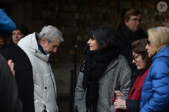 Claude Lelouch, sa compagne Valérie Perrin et Anouk Aimée lors de la cérémonie religieuse en hommage à Pierre Barouh au cimetière de Montmartre à Paris le 4 janvier 2017.