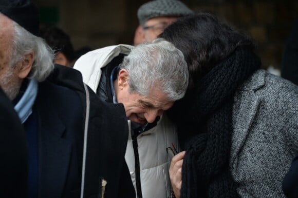 Claude Lelouch et sa compagne Valérie Perrin lors de la cérémonie religieuse en hommage à Pierre Barouh au cimetière de Montmartre à Paris le 4 janvier 2017.