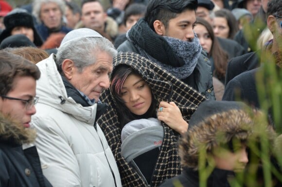 Claude Lelouch et Maïa Barouh (fille de Pierre Barouh) lors de la cérémonie religieuse en hommage à Pierre Barouh au cimetière de Montmartre à Paris le 4 janvier 2017.