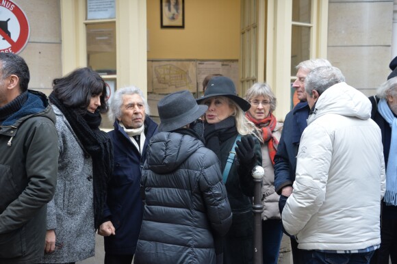 Valérie Perrin, Francis Lai, Arlette Gordon lors de la cérémonie religieuse en hommage à Pierre Barouh au cimetière de Montmartre à Paris le 4 janvier 2017.