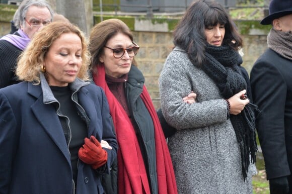 Anouk Aimée et Valérie Perrin lors de la cérémonie religieuse en hommage à Pierre Barouh au cimetière de Montmartre à Paris le 4 janvier 2017.