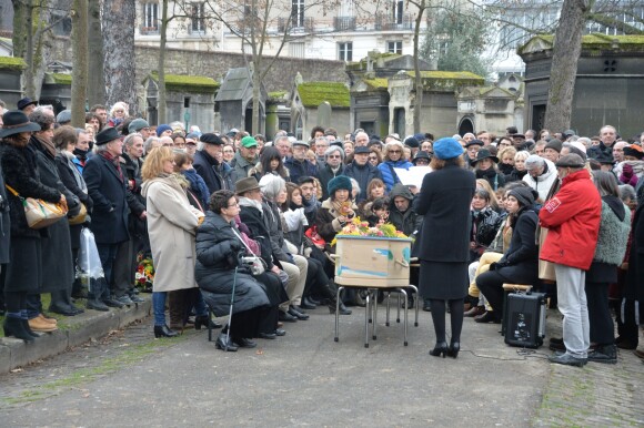 Atsuko Ushioda (femme de Pierre Barouh), Claude Lelouch lors de la cérémonie religieuse en hommage à Pierre Barouh au cimetière de Montmartre à Paris le 4 janvier 2017