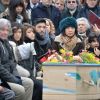Maïa Barouh (fille de Pierre Barouh) et sa mère Atsuko Ushioda (femme de Pierre Barouh), Francis Lai lors de la cérémonie religieuse en hommage à Pierre Barouh au cimetière de Montmartre à Paris le 4 janvier 2017.