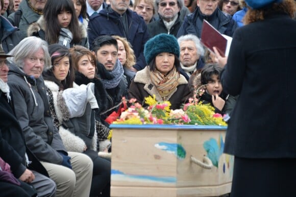 Maïa Barouh (fille de Pierre Barouh) et sa mère Atsuko Ushioda (femme de Pierre Barouh), Francis Lai lors de la cérémonie religieuse en hommage à Pierre Barouh au cimetière de Montmartre à Paris le 4 janvier 2017.