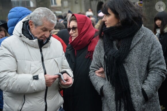 Claude Lelouch, Anouk Aimée et Valérie Perrin lors de la cérémonie religieuse en hommage à Pierre Barouh au cimetière de Montmartre à Paris le 4 janvier 2017.
