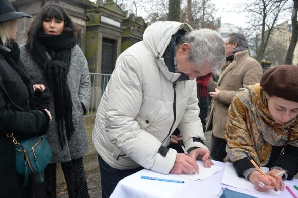 Valérie Perrin et Claude Lelouch lors de la cérémonie religieuse en hommage à Pierre Barouh au cimetière de Montmartre à Paris le 4 janvier 2017.