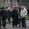 Anouk Aimée, Valérie Perrin, son compagnon Claude Lelouch, Arlette Gordon et Martine Lelouch (soeur de Martine Lelouch) lors de la cérémonie religieuse en hommage à Pierre Barouh au cimetière de Montmartre à Paris le 4 janvier 2017.